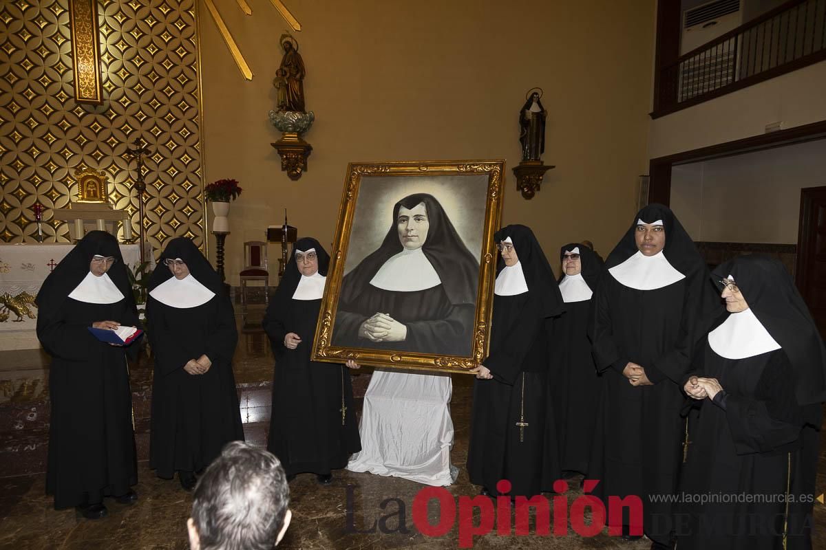 Así ha sido el traslado del cuatro y la reliquia de Santa Teresa de Jornet desde el Asilo hasta la Parroquia de la Concepción en Caravaca