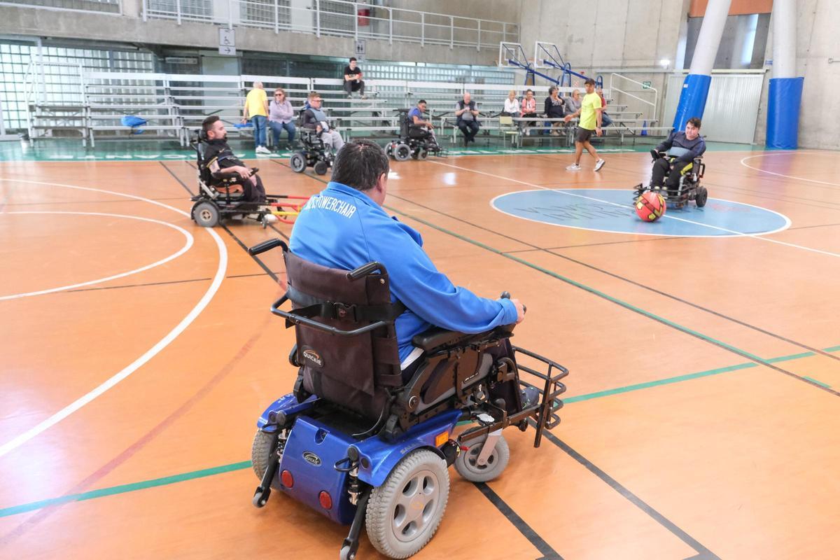Un equipo de fútbol en silla de ruedas