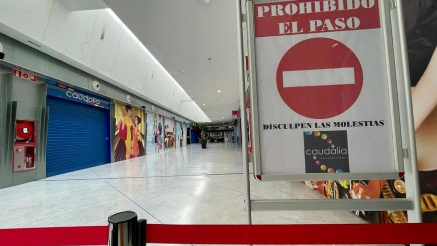 Una de las zonas clausuradas en el centro comercial Caudalia, con los negocios cerrados.