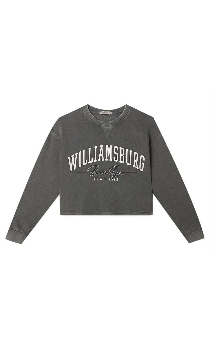 Sudadera cropped Williamsburg (Brooklyn) de Stradivarius. (Precio: 15,99 euros)