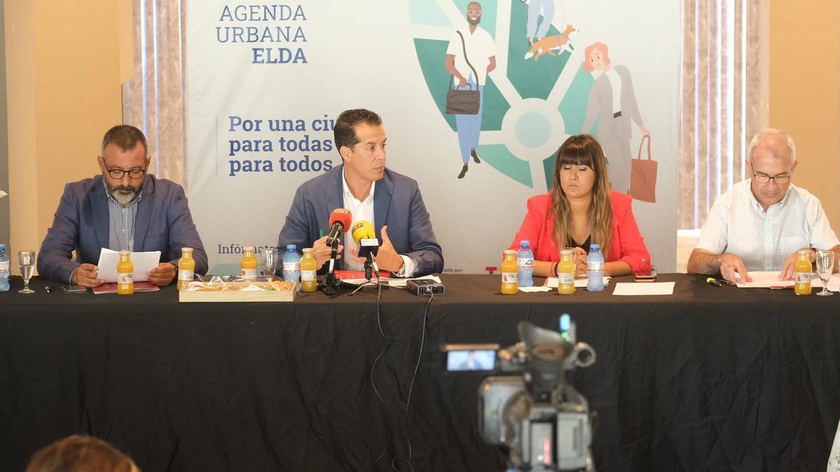 El concejal José Antonio Amat, el alcalde Rubén Alfaro y los técnicos Andrea Paños y Aniceto Pérez