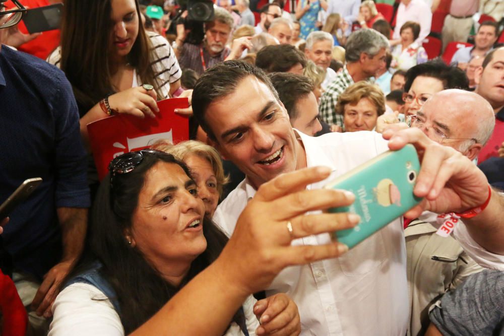 Pedro Sánchez concluye su jornada de campaña en Málaga con un mitin en la Facultad de Derecho de la universidad malagueña.