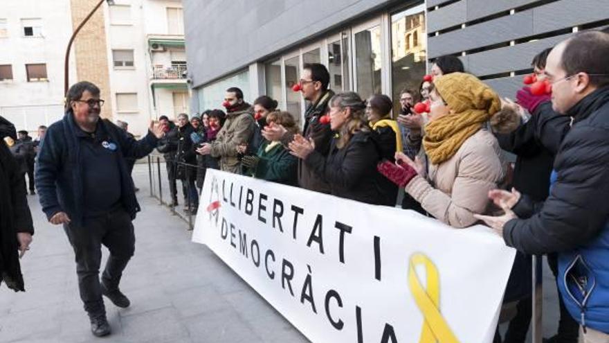 Pesarrodona, saludant els treballadors dels jutjats concentrats en favor seu, i amb nassos de pallasso