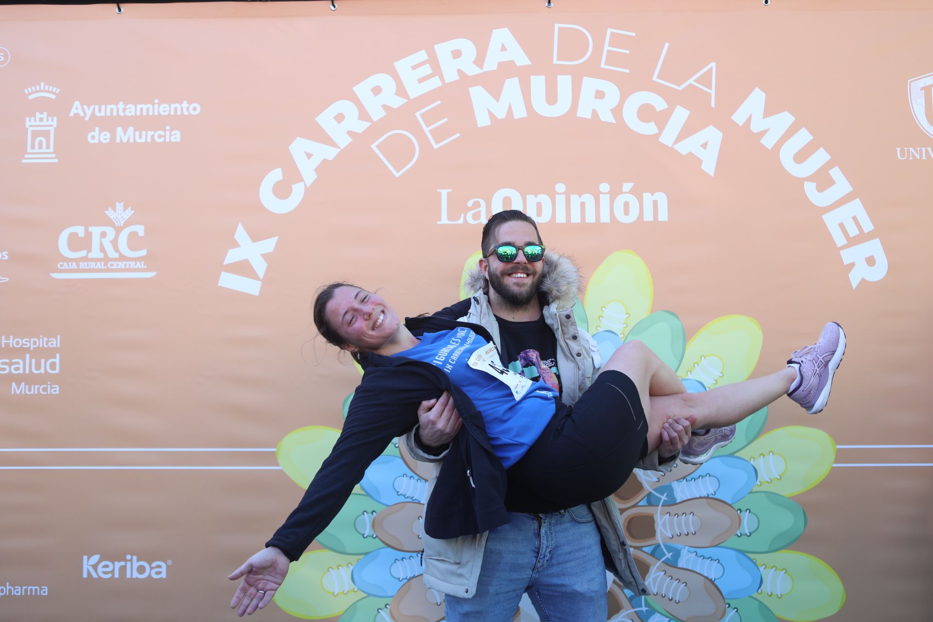 Las participantes posan en el photocall tras finalizar la Carrera de la mujer de Murcia