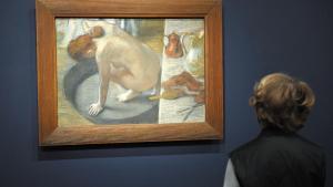 Una mujer admira el cuadro La bañera del pintor francés Edgar Degas.