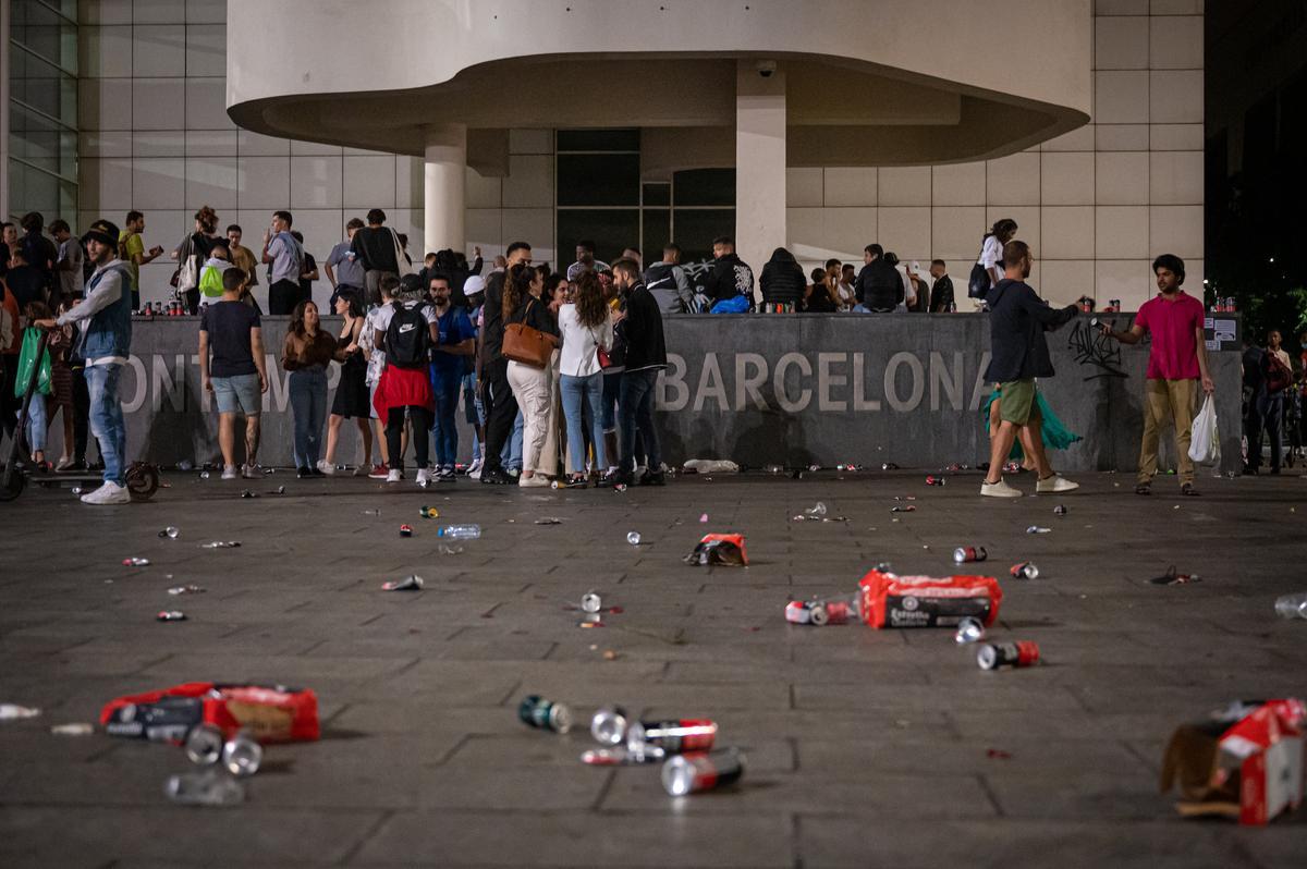 Plásticos y latas de cerveza vacías infestan el suelo de la Plaça del Àngel, frente al Macba, durante el botellón de este sábado.