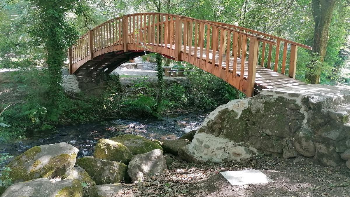 Renovación del puente de madera del parque del Barosa.