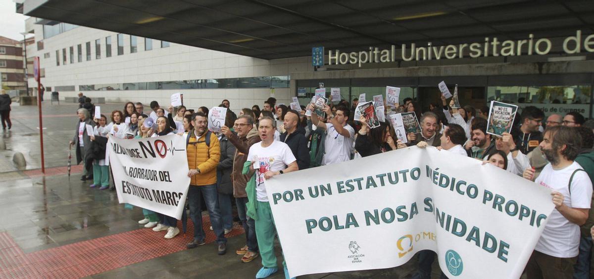 Una protesta de los médicos en Ourense contra el Estatuto Marco llevada a cabo en enero. | IÑAKI OSORIO