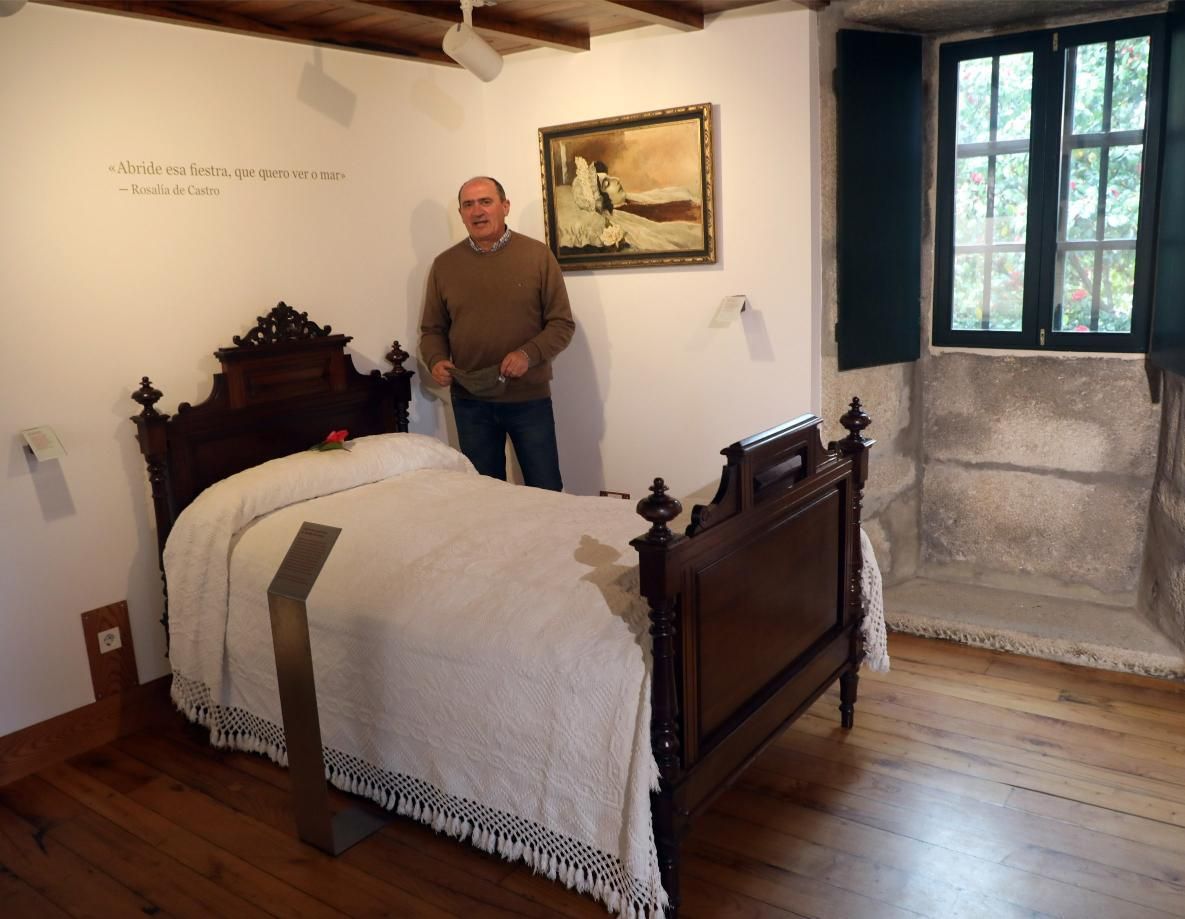 Anxo Angueira, presidente de la Fundación Rosalía de Castro, junto a la cama de la escritora