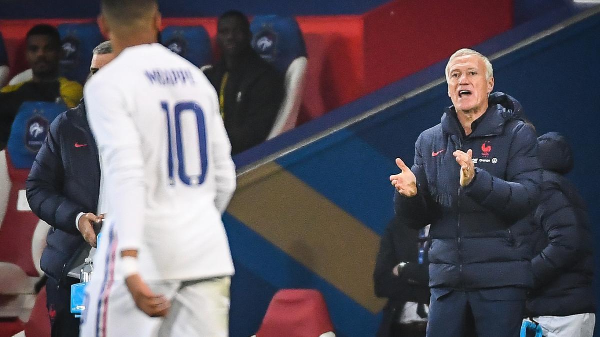 Archivo - El seleccionador de Francia, Didier Deschamps, aplaude una acción de Kylian Mbappé.