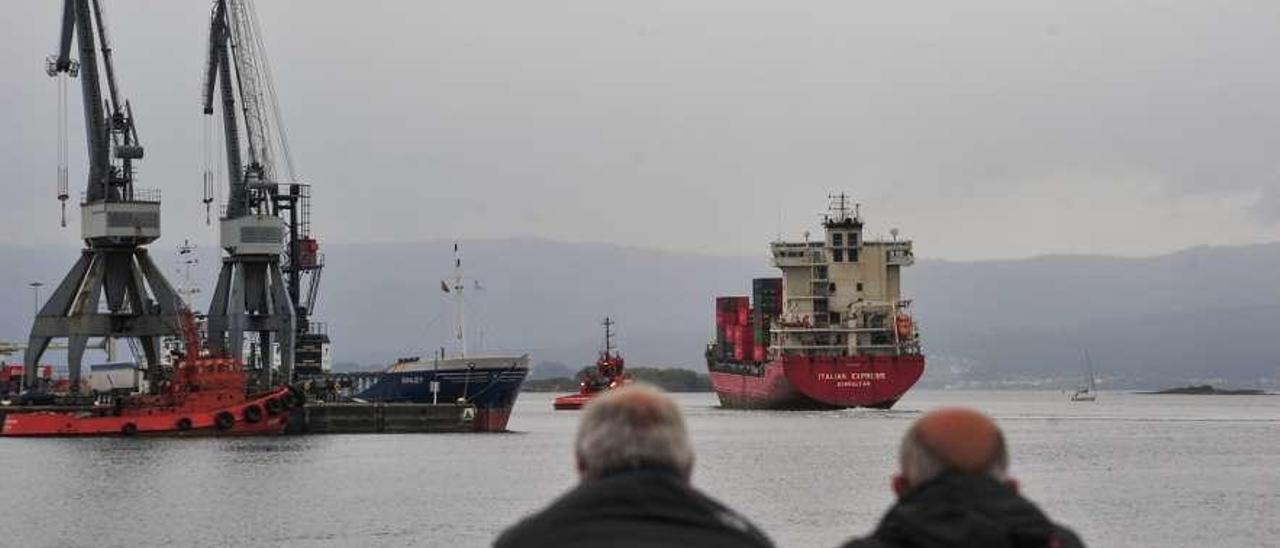 Un barco portacontenedores en el Puerto de Vilagarcía. // Iñaki Abella