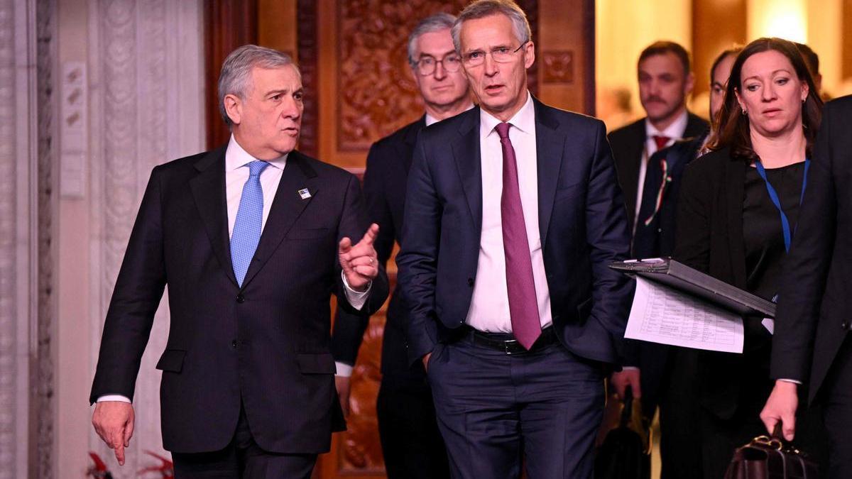 El secretario general de la OTAN, Jens Stoltenberg, llega a la cumbre de ministro de Exteriores de Rumanía junto al italiano Antonio Tajani.
