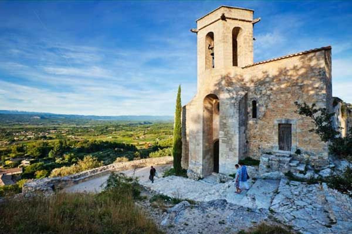 Iglesia sobre una colina en la pequeña villa de Oppede-le-Vieux de la región de Luberon, en la Provenza francesa.