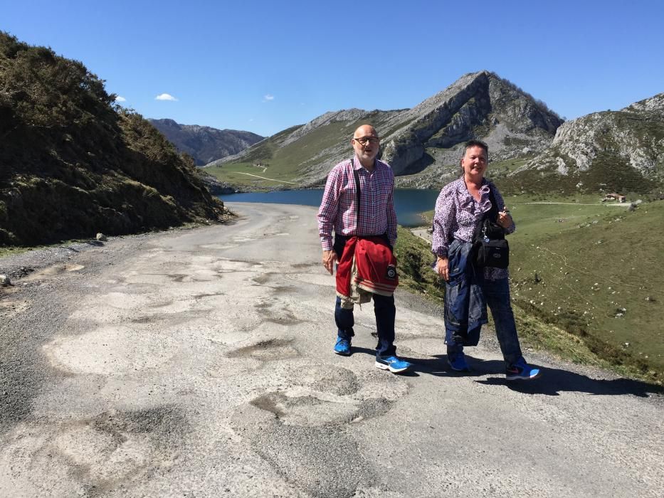 Turistas en los Lagos de Covadonga en el puente de mayo