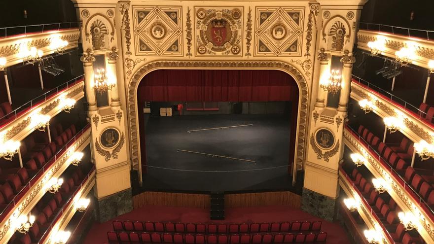 Archivo - Teatro Principal escenario, patio butacas y palcos