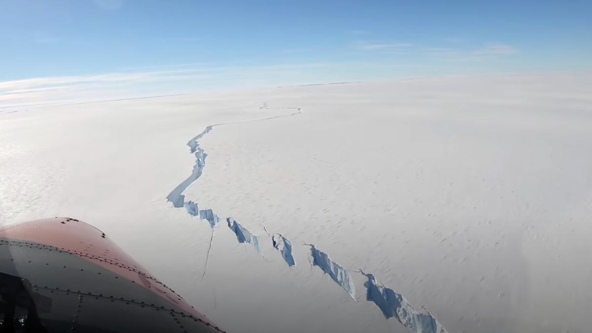 Un enorme iceberg se desprende en la Antártida cerca de una estación británica