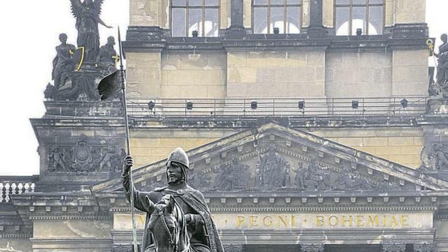 La estatua de Wenceslao, en Praga, con la imagen de Havel al fondo. Dos héroes nacionales checos.