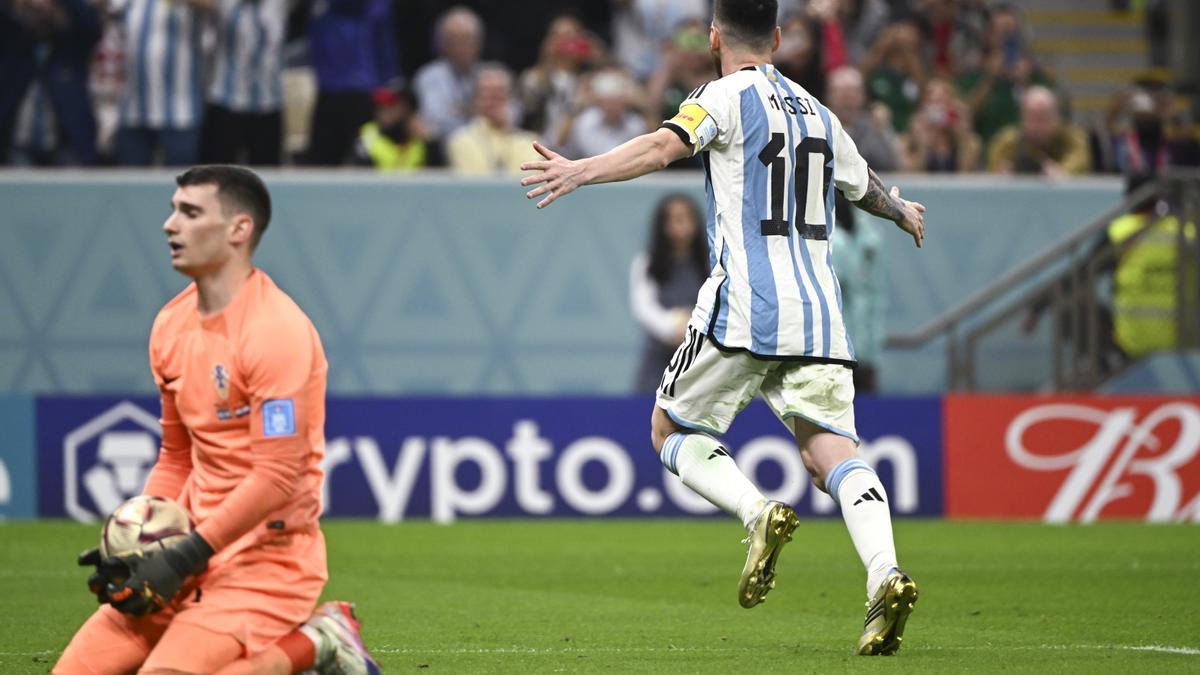 Lionel Messi acaba de batir a Dominik Livakovic de penalti.
