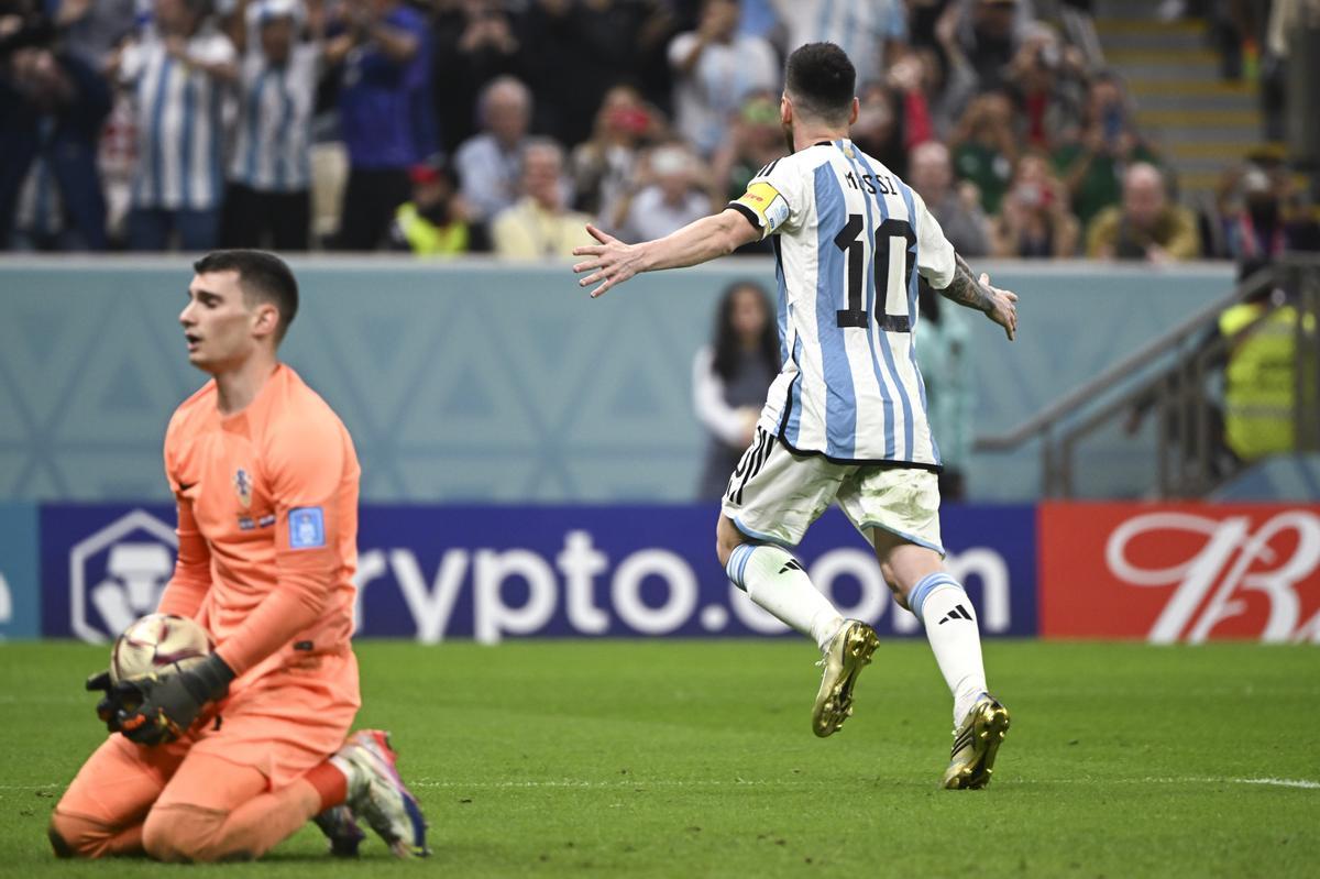 Lionel Messi acaba de batir a Dominik Livakovic de penalti.