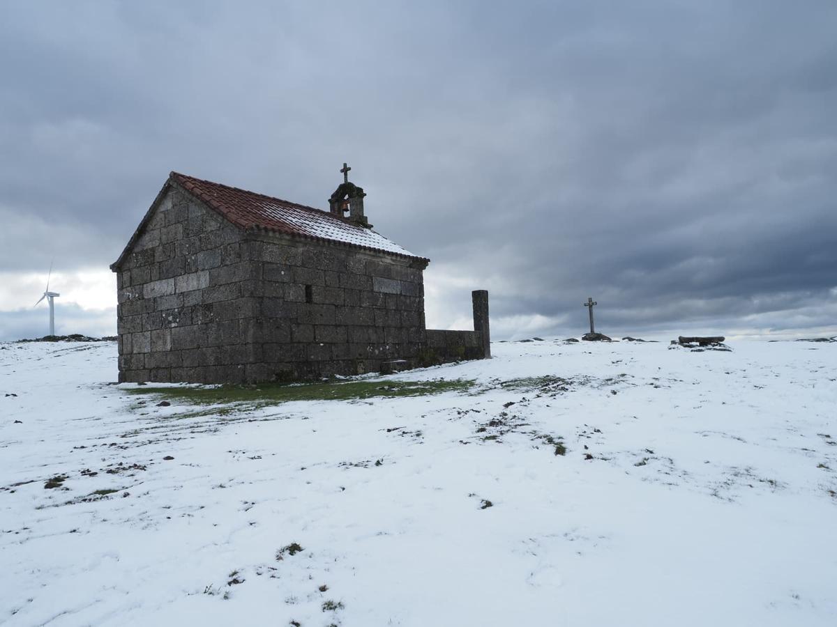 El manto de nieve en el monte do Seixo, el pico más alto de la sierra de O Cando