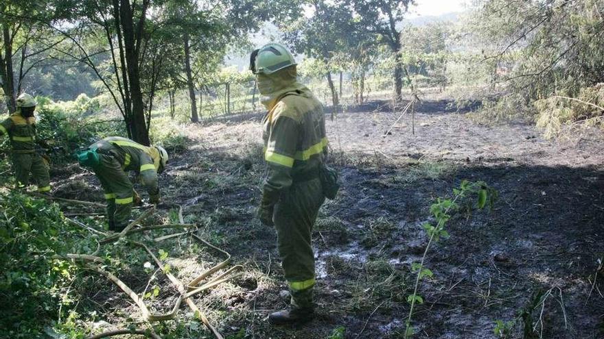 Imagen de los trabajos de extinción del incendio. // Bernabé/Luismy