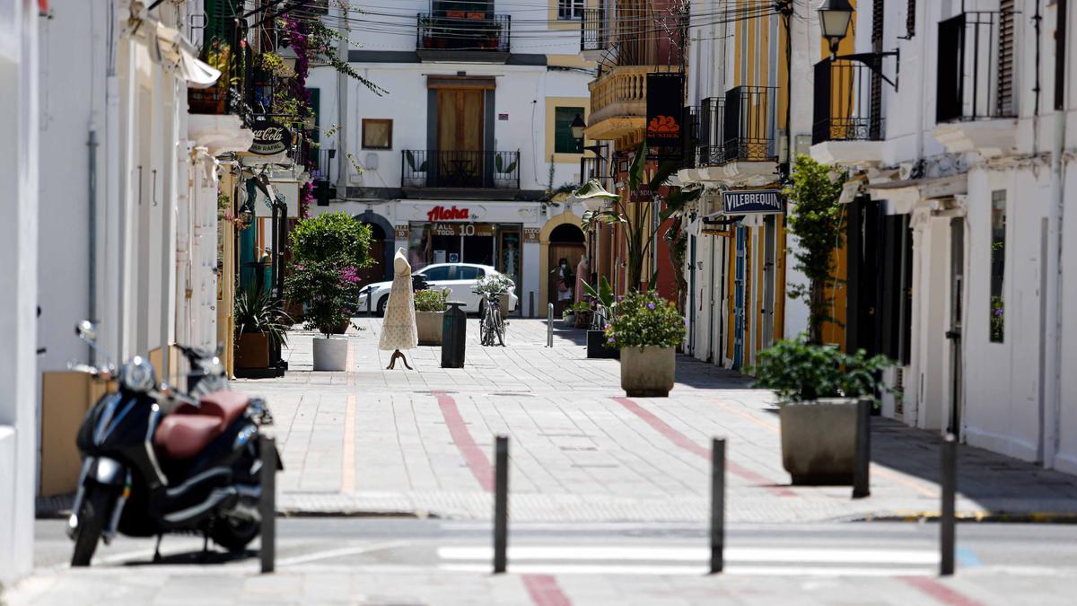 La alerta amarilla por altas temperaturas deja un calor sofocante en Ibiza.