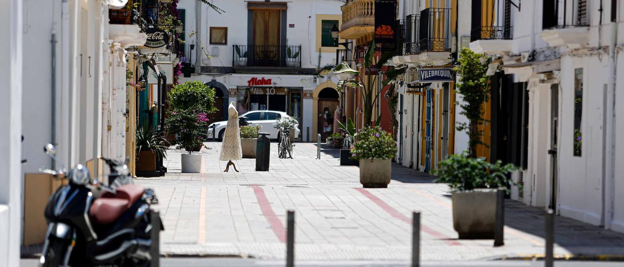 La alerta amarilla por altas temperaturas deja un calor sofocante en Ibiza.