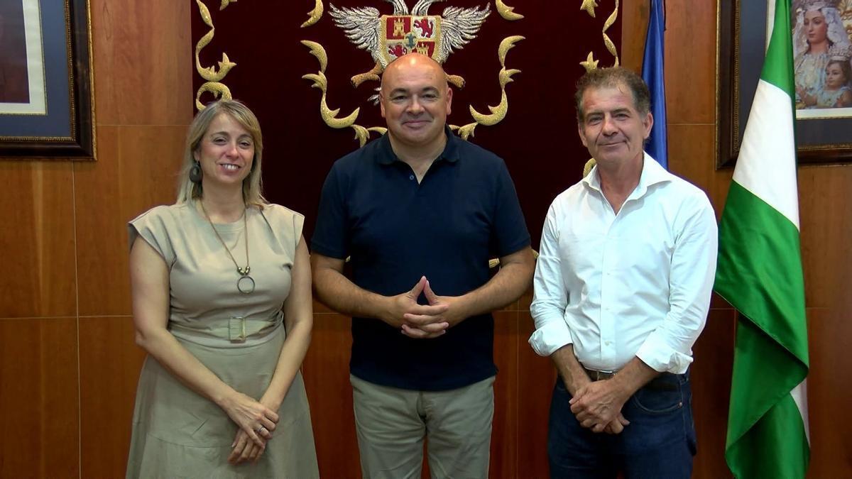 El alcalde de Alhaurín el Grande, Anthony Bermúdez; el concejal de Empleo, Luis Miguel Molina; y la concejala de Obras Públicas, Vivienda y Desarrollo Sostenible, Teresa Sánchez.