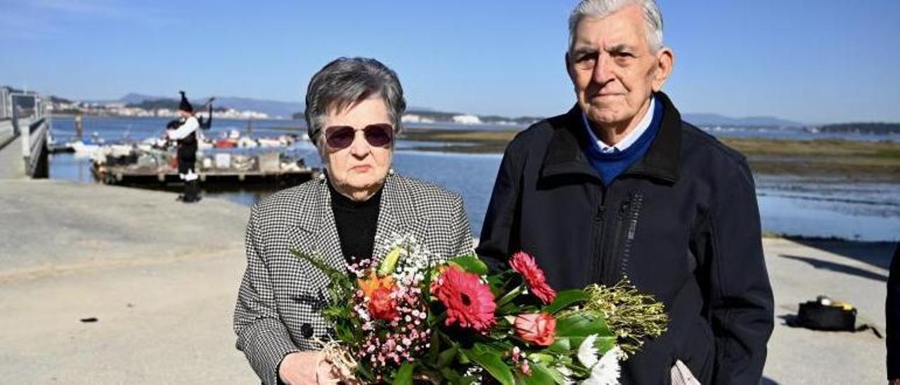 Concepción Dadín, que perdió a su padre y a su hermana, y Maximino González, testigo del naufragio.   | // RAFA VÁZQUEZ