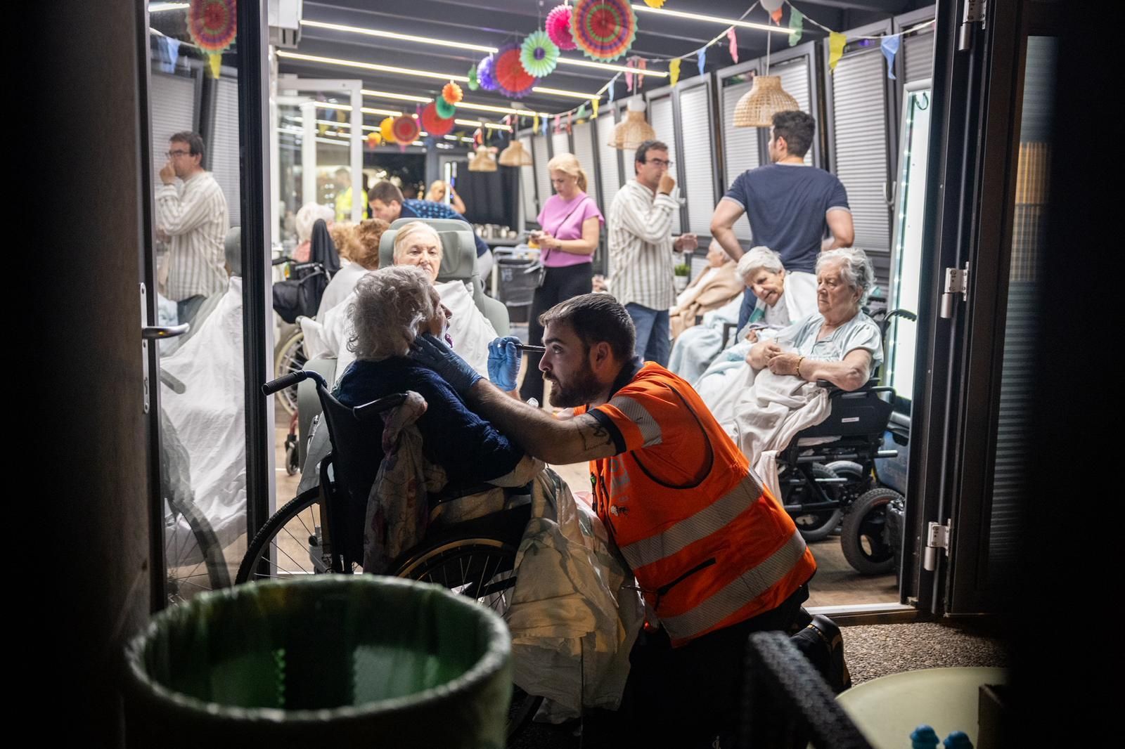 En imágenes | Desalojada la residencia Zalfonada de Zaragoza por un incendio