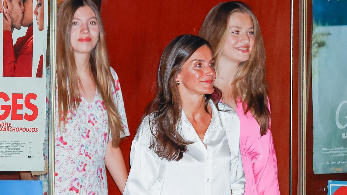 La reina Letizia, en modo pijamero (y nada Barbie) para una tarde de cine en Mallorca