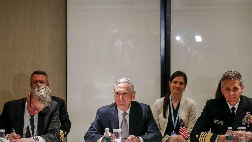 Jim Mattis, en el centro, durante la cumbre de Singapur.  // Efe