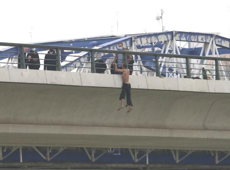 La Policía Nacional evita que un joven se suicide desde el puente de Hierro de Zaragoza