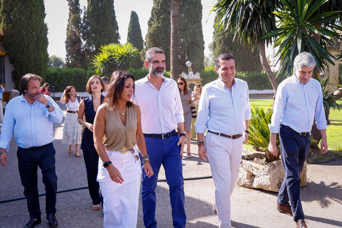 El alcalde de Córdoba, José María Bellido, junto al consejero de Agricultura, Pesca, Agua y Desarrollo Rural de la Junta de Andalucía, Ramón Fernández-Pacheco Monterreal visitan las instalaciones de IFAPA en La Alameda del Obispo. Visitan un proyecto en un invernadero