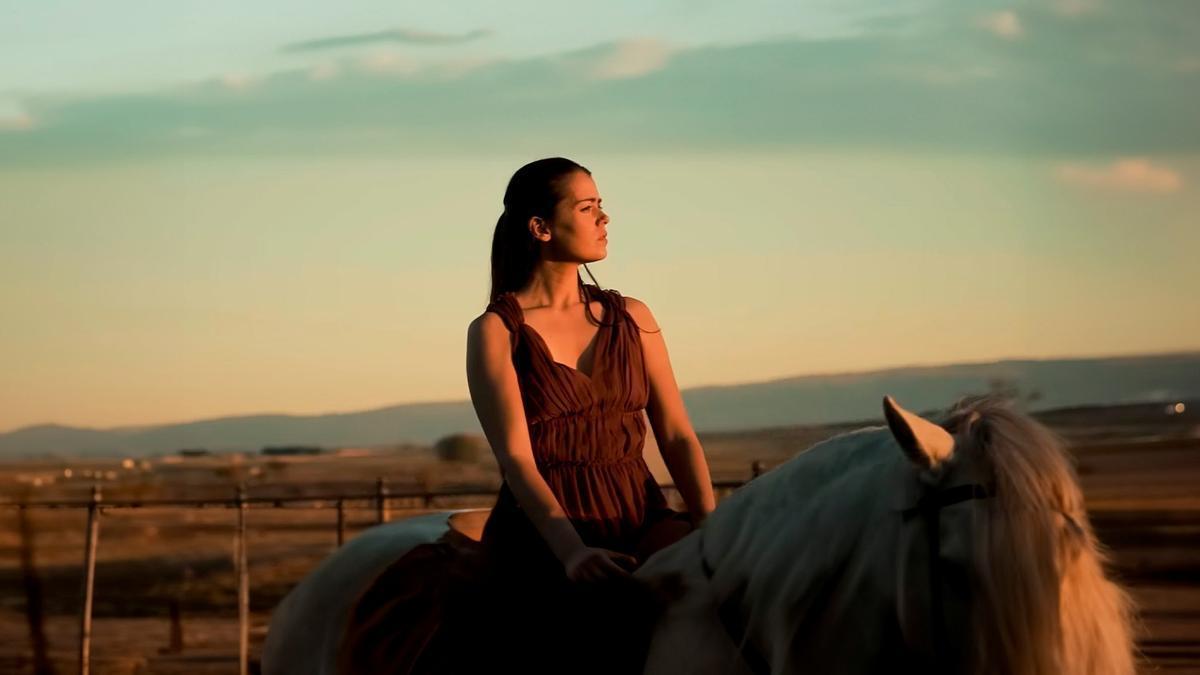 Isabel Aaiún es la artista detrás de 'Potra salvaje'.