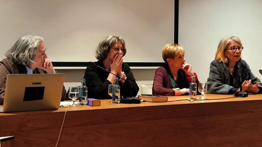 Marta Moreira, Asunta Rodríguez, Soledad Penalta y Silvia Longueira, en la charla ante los alumnos del instituto Alfonso X O Sabio.  | // LOC