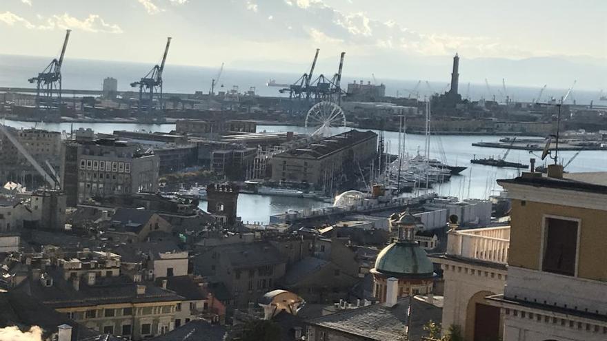 Panorámica de la ciudad con el puerto de Génova al fondo.
