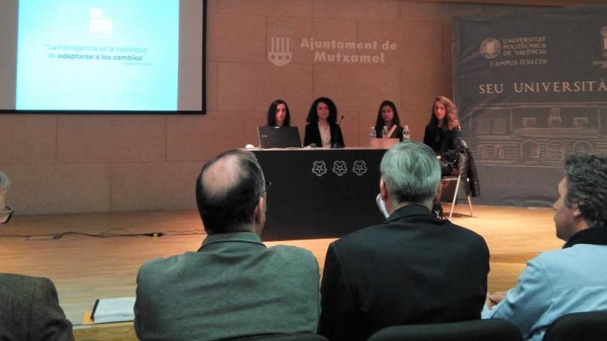 Las cuatro alumnas durante la presentación.