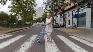 Mabel Carbó cruza el mismo paso de peatones, en Torrent, en el que un patinete la arrolló el 3 de junio, causándole graves lesiones.