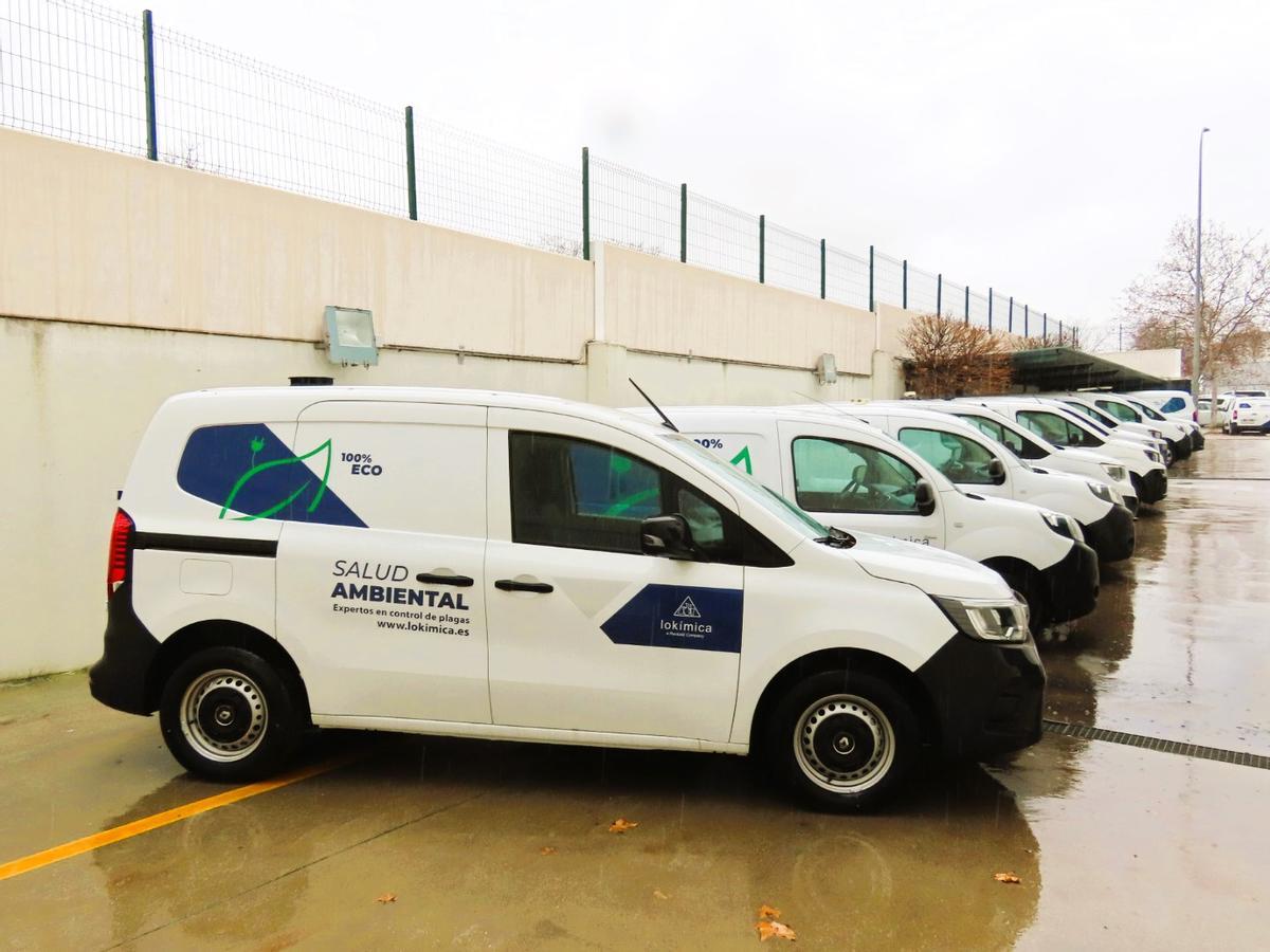 Parte de la flota eléctrica de Lokímica, ya presente en diferentes puntos del país. Más del 25 % del parque móvil de la empresa es de cero emisiones, como parte de su compromiso con una operativa más sostenible.