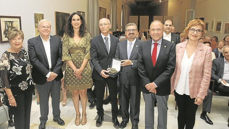 el académico manuel gahete recibe el premio literario de la asociación española de amigos de los castillos en el real círculo de la amistad