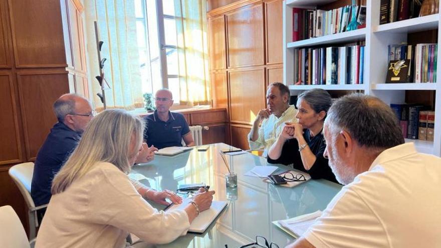 Na reunión estiveron Gonzalo Muíños, Mercedes Rosón e Mila Castro