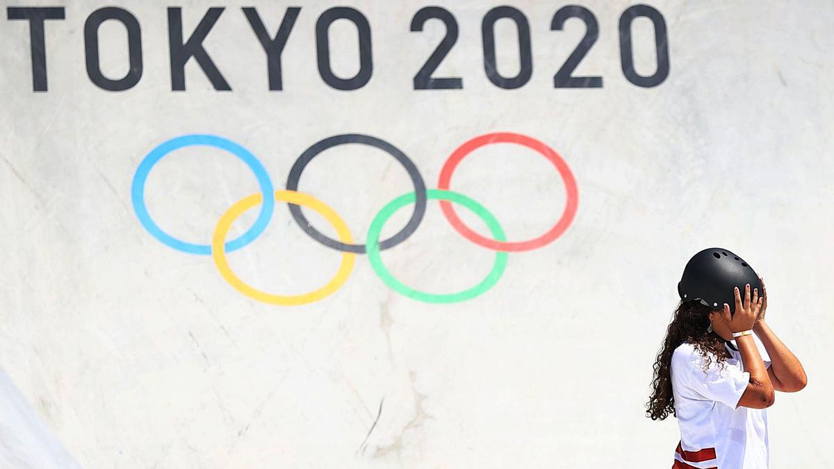 Julia Benedetti, con las manos en la cabeza, durante su actuación en los Juegos Olímpicos de Tokio. |  // REUTERS