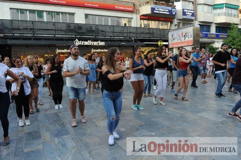 Los bailes latinos salen a la calle en Murcia