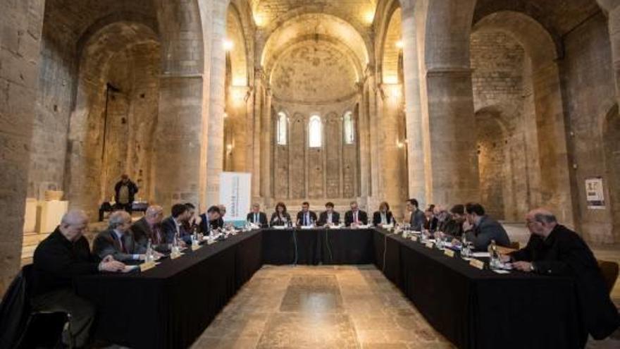 El conseller Santi Vila presideix la reunió amb alcaldes i directors de museus a Sant Pere de Galligants.