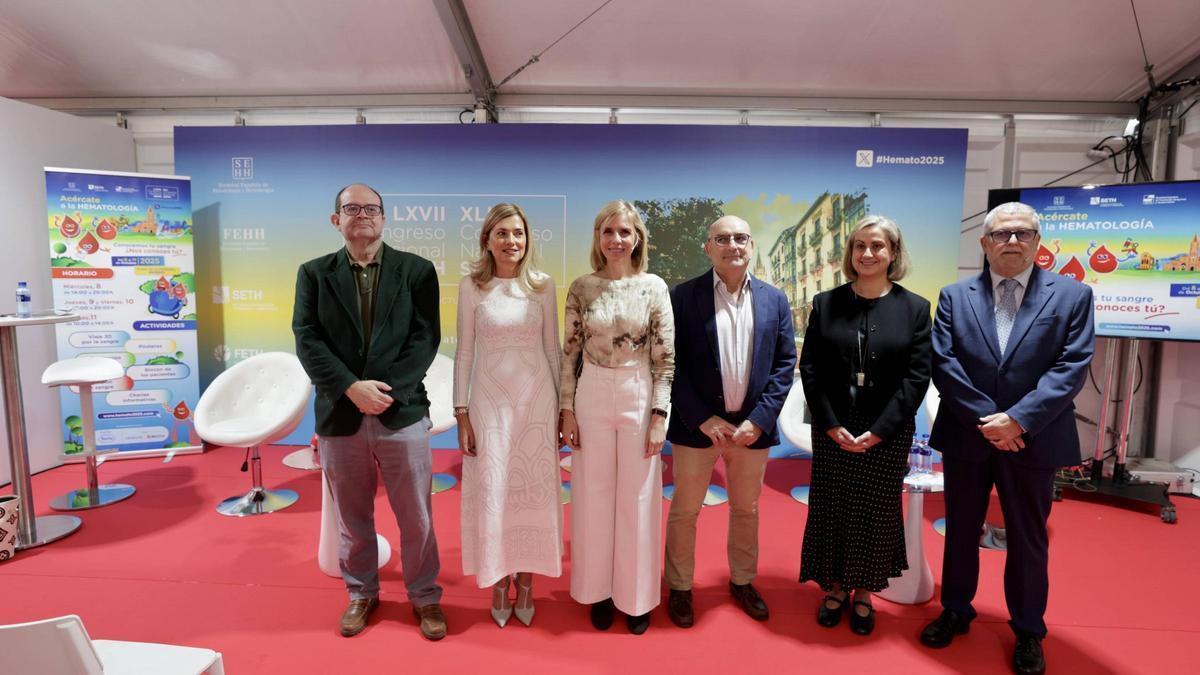 Por la izquierda, José Manuel Calvo, María Victoria Mateos, María Teresa Álvarez, Joaquín Martínez, Inmaculada Soto y José María García Gala, en la presentación del congreso, que tuvo lugar en la carpa instalada en la plaza de la Catedral.