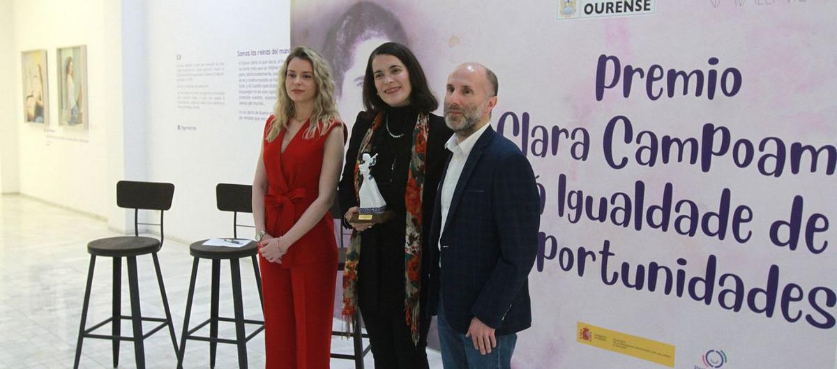 A concelleira de Igualdade Noa Rouco, Cristina Pato e o alcalde Gonzalo P. Jácome. | Iñaki Osorio