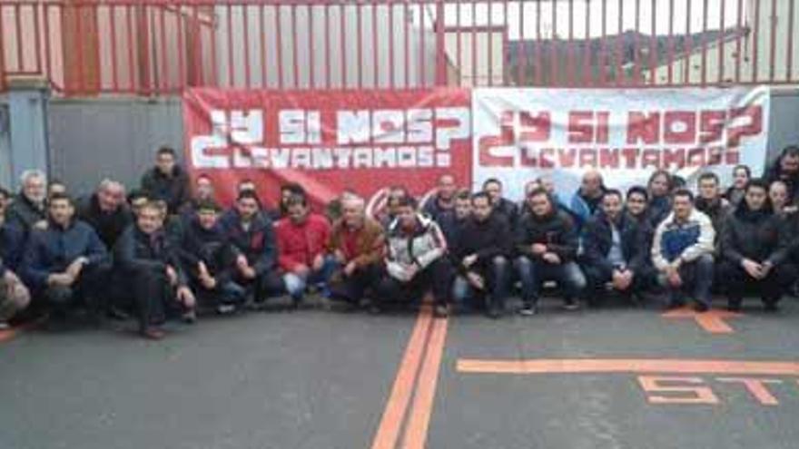 Primera protesta. Los trabajadores de la factoría sierense de Coca-Cola se concentraron ayer, sobre las seis de la tarde, frente a la planta para exigir a la multinacional que dé marcha atrás en sus planes de cierre. La plantilla ultima un calendario de movilizaciones.