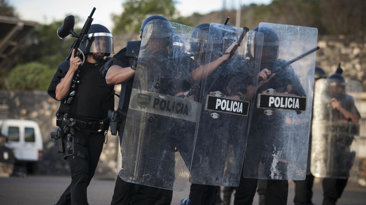 Agentes de la Unipol, antes de que ésta unidad desapareciera.