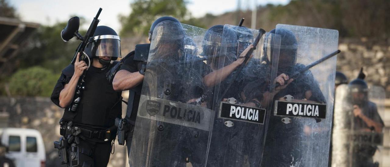 Agentes de la Unipol, antes de que ésta unidad desapareciera.